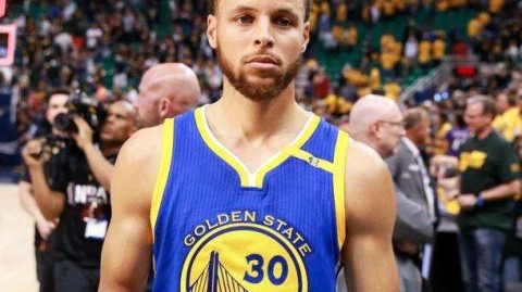 伍德利多数判定险胜汤普森，次中量级冠军归属再起争议