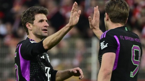 拜仁三球领先险玩火自焚：凯恩双响还送点，基米希低级失误引爆队内风波