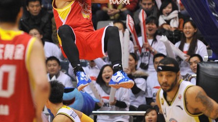 东北虎主场“撕咬”新疆，这球赢得那叫一个得劲儿！姜伟泽不愧是咱吉林的宝！