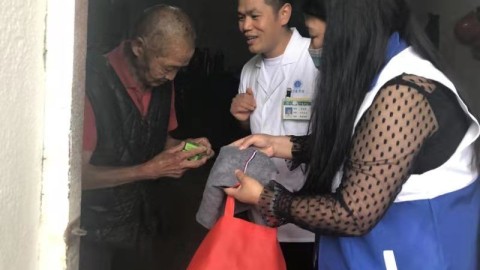 球童变社区老人，云达不来梅通过进场仪式进行关爱老人活动