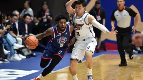 七月中旬那晚香港修顿球馆的空气，至今想起来还带着一股子烧胶皮的味道——那是球鞋摩擦地板留下的焦灼，也是江西老表心里头挥之不去的遗憾。